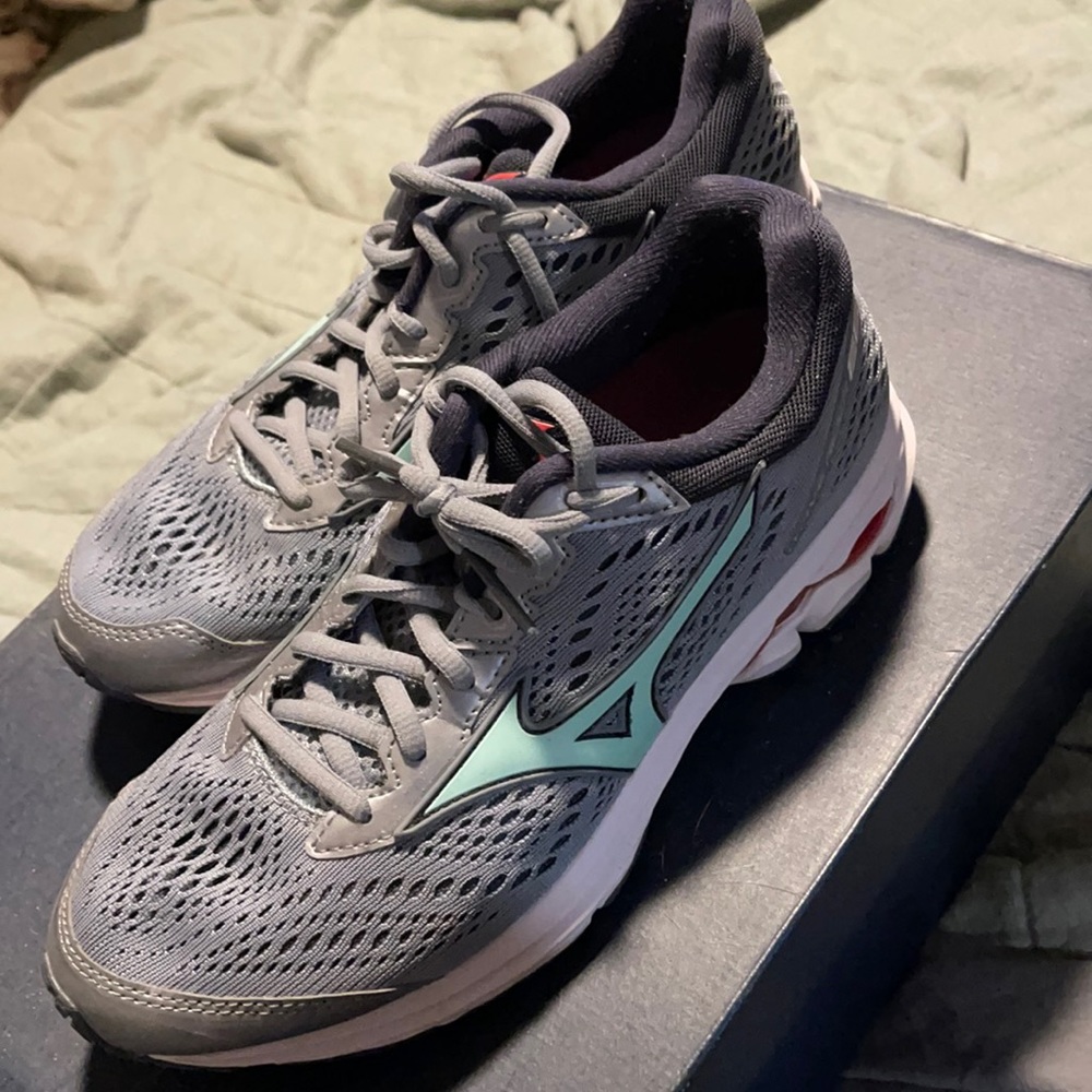 EUC women’s Mizuno running shoes, size 8